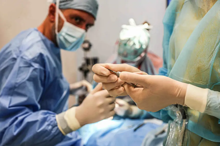 Come scegliere un dentista di qualità nell’era della pubblicità estrema: Salzano e Tirone indicano i criteri che proteggono davvero i pazienti